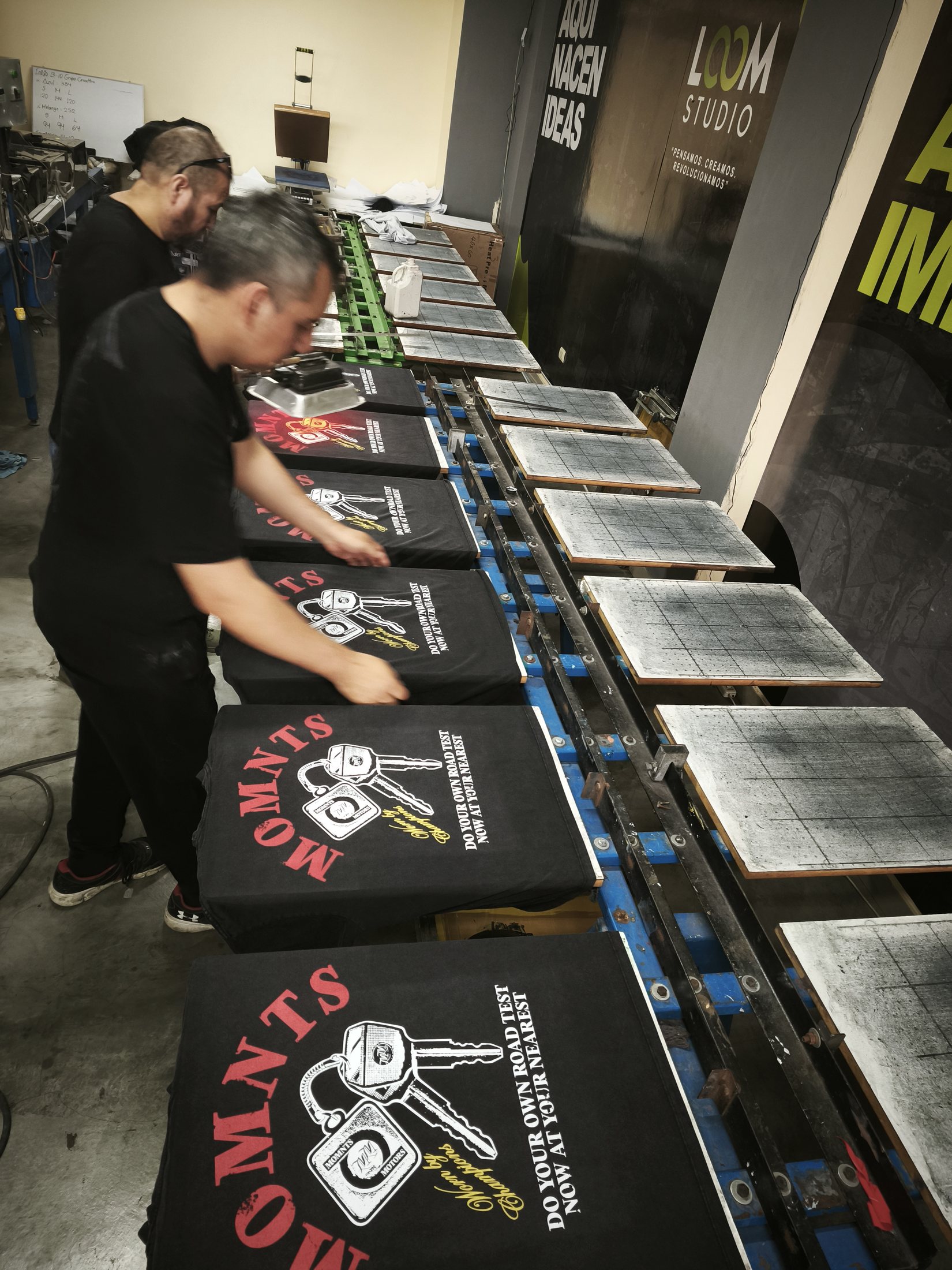 Operarios en proceso de estampado